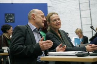 Winfried Hermann in der Fraktion mit Sylvia Kotting-Uhl