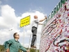 12.09.2009 Ein Großplakat entsteht: der Tübinger Künstler Claus Hessler plakatiert zusammen mit dem Kandidaten einen sog. Wesselmann