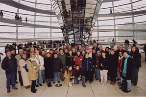 Besuchergruppe im Bundestag mit Winne Hermann