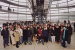 Besuchergruppe unter der Reichstagskuppel