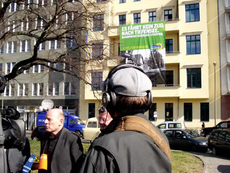 Winfried Hermann und Bundesvorsitzender Reinhard Bütikofer  vor der Bundesgeschäftsstelle im Gespräch mit der Presse