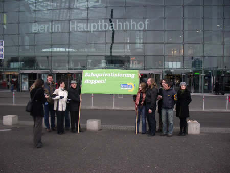 Winfried Hermann mit MitstreiterInnen vor dem Berliner Hauptbahnhof