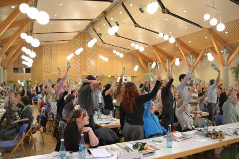 einstimmige Abstimmung zum grün-roten Koalitionsvertrag in Baden-Württemberg am 07.05.2011 auf dem Landesparteitag von Bündnis 90/Die Grünen