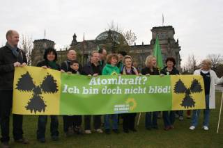 Winne Hermann bei der Menschenkette gegen Atom, mit 120000 anderen am 24.04.2010