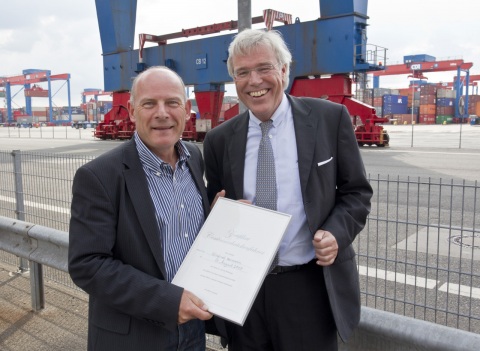 Winne beim Hafenbesuch in Hamburg (Quelle: HHLA)