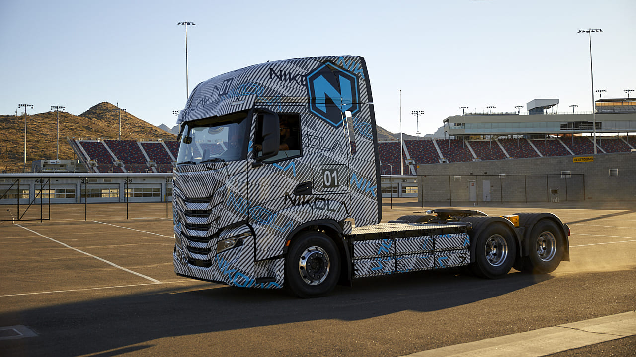 Die IVECO Magirus AG stellt einen Wasserstoff-/Brennstoffzellen-Lkw vom Typ „Nikola TRE“ für einen Technologievergleich zur Verfügung.