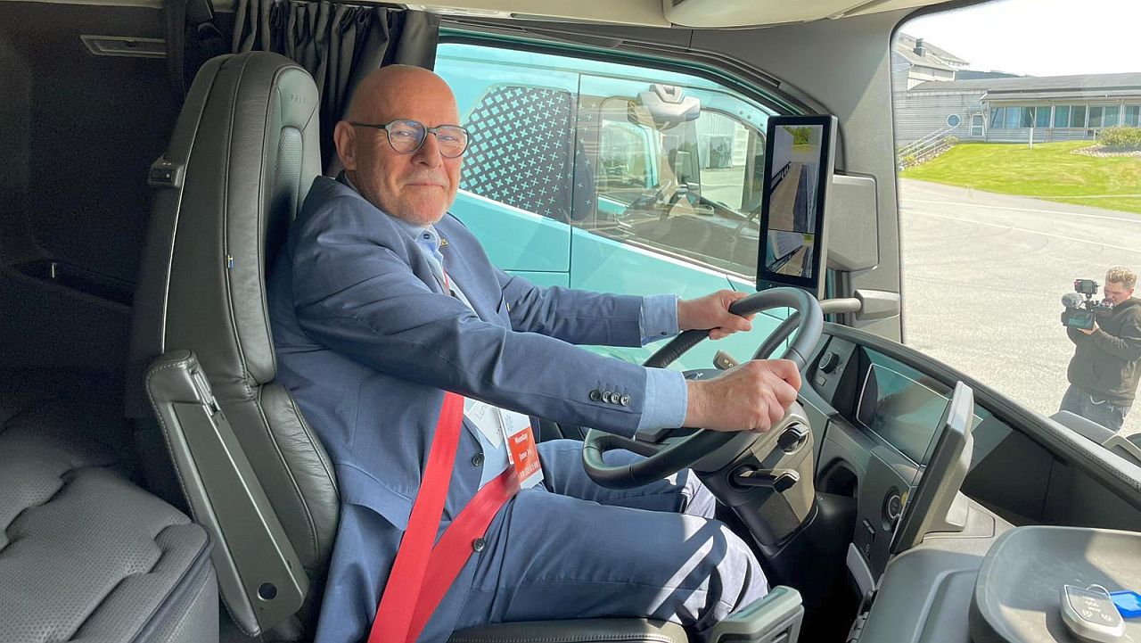 Winne Hermann im E-Sattelschlepper auf dem Volvo Experience Campus in Göteborg