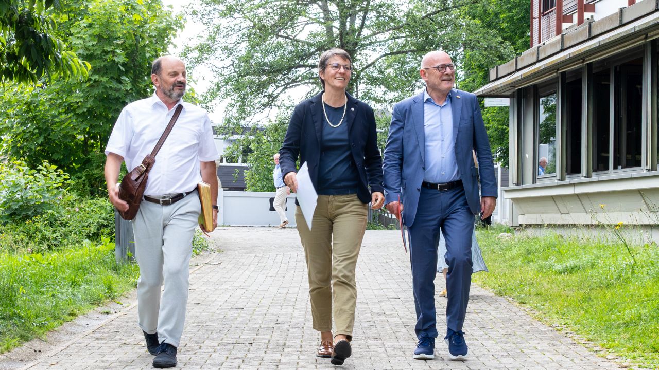 Verkehrsminister Winfried Hermann (rechts) und Furtwangens Bürgermeister Josef Herdner mit HFU-Rektorin Dr. Alexandra Bormann