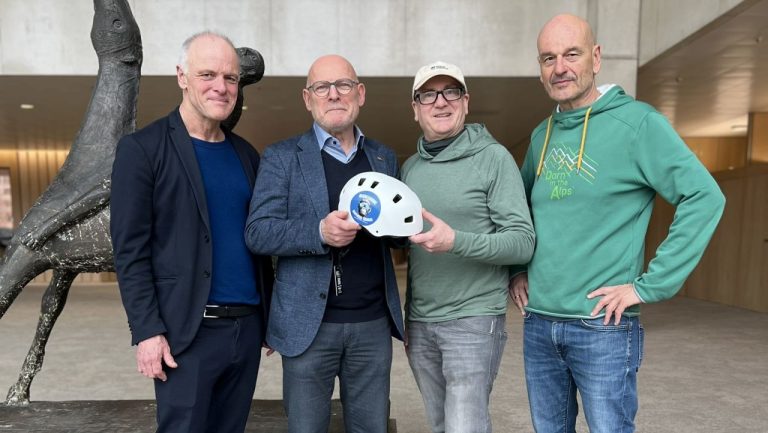 Fahrradhelm-Übergabe vom ADFC Reutlingen