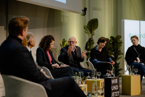 Podiumsdiskussion mit • Minister Winfried Hermann MdL• Prof. Dr. Mojib Latif• Dr. Wiebke Zimmer (Agora Verkehrswende)• Matthias Mallik (Mercedes-Benz AG)• Nisha Toussaint-Teachout (Fridays for Future)• Inci Wiedenhöfer (Caritasverband Diözese Rottenburg-Stuttgart)Moderation: Katie Gallus