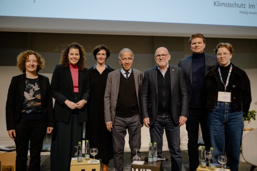 • Minister Winfried Hermann MdL• Prof. Dr. Mojib Latif• Dr. Wiebke Zimmer (Agora Verkehrswende)• Matthias Mallik (Mercedes-Benz AG)• Nisha Toussaint-Teachout (Fridays for Future)• Inci Wiedenhöfer (Caritasverband Diözese Rottenburg-Stuttgart)Moderation: Katie Gallus