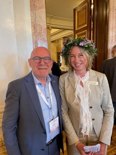 250618 Goeteborg mit-Blumen-Frau