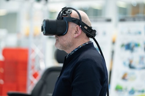 Winne Hermann testet den Mixed Reality FahrsimulatorBildquelle: HdM Stuttgart/Laura Poluschkin