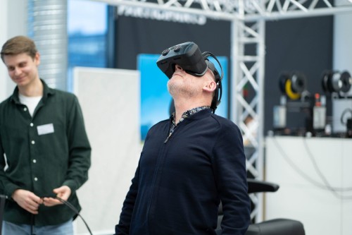 Winne Hermann testet den Mixed Reality FahrsimulatorBildquelle: HdM Stuttgart/Laura Poluschkin
