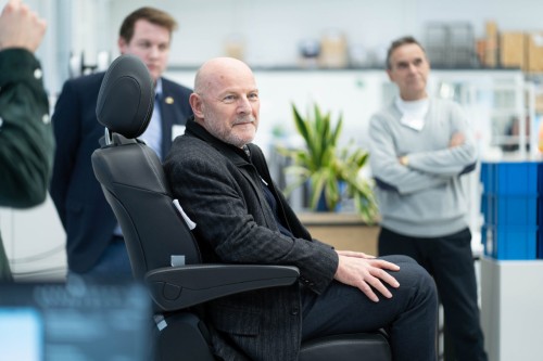 Winne Hermann testet den Mixed Reality FahrsimulatorBildquelle: HdM Stuttgart/Laura Poluschkin