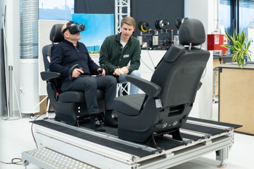 Winne Hermann testet den Mixed Reality FahrsimulatorBildquelle: HdM Stuttgart/Laura Poluschkin
